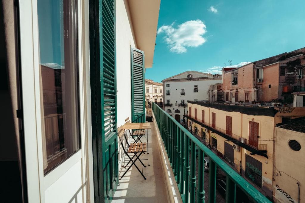Vicolo Valguarnera — vista dal balcone sui tetti di Palermo